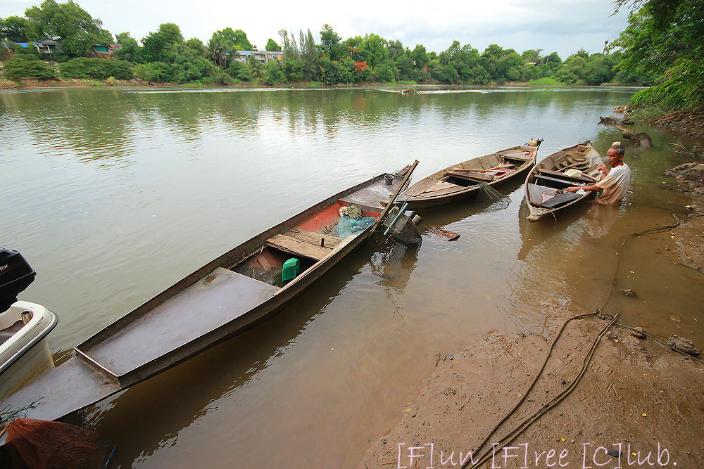 
เรือชาวบ้านนที่นี้ทรงแปลกกว่าที่ผมเคยเจอ

ดูท่าทางแล้วยืนไม่เป็นมีหวังล่มแน่เลยครับลำเล็กมาก

