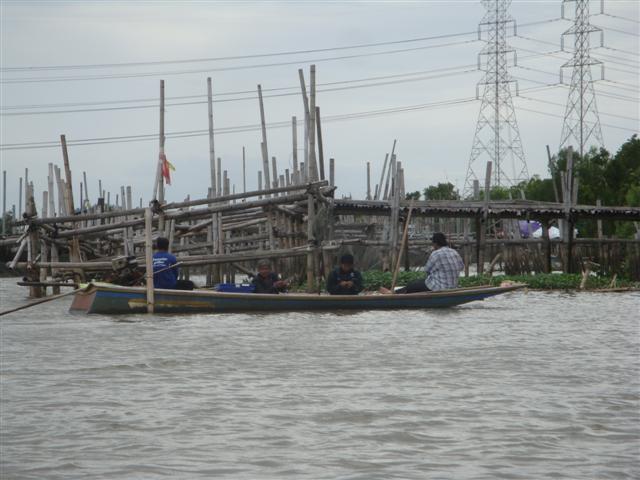 ลำนี้ก็เรือไต๋โหนก ครับ ที่จอดอยู่ก่อนแล้ว ตะโกนถามได้เท่าไรแล้วบอกได้ สามสิบกว่าแล้ว :grin: