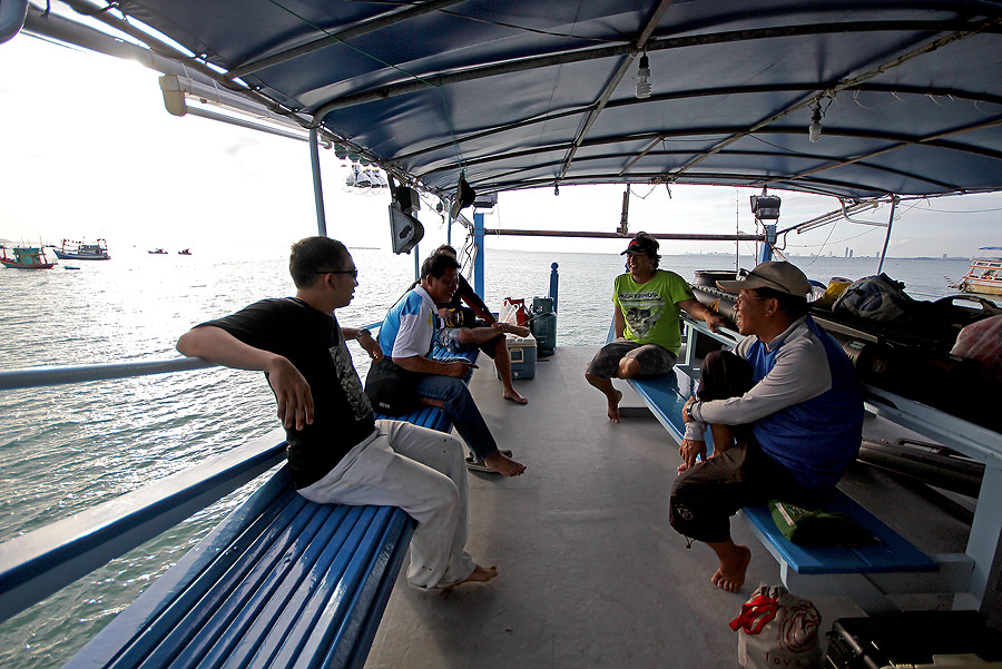 
 [b]เราเดินทางมาถึงสะพานเพทาย  บางสะเหร่  ราวๆ 5 โมง

ช่วยกันขนสัภาระลงเรือแบบไม่รีบนัก เพราะบาง