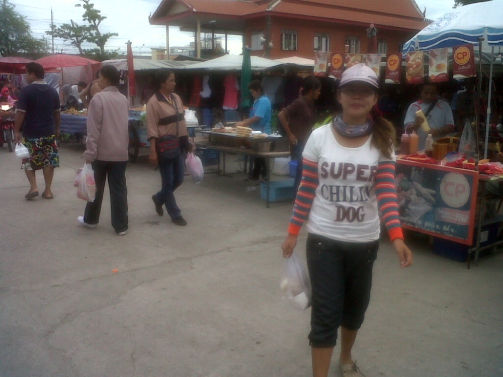 มาซื้อ ข้าวกันตลาดนัด ที่วัดคับ :laughing: :laughing: :laughing: :laughing: :laughing: :laughing: