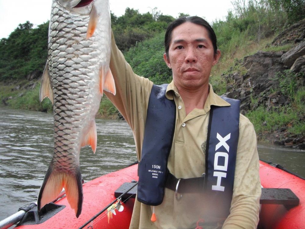 เริ่มเงียบ เลยขับเรือเล่นขึ้นต้นน้ำดีกว่า ดูว่าเรือยางไปได้แค่ไหน แค่นั้น
น้ำแรงมากๆปล่อยไหลแต่ต้อง