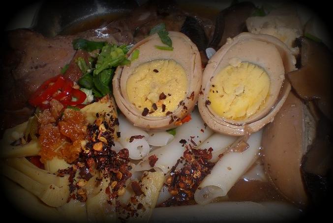 สวัสดีครับทุกท่าน ................................ ใกล้เที่ยงแล้วไปกินก๋วยจั๊บกันมั้ย  :umh: :umh: :