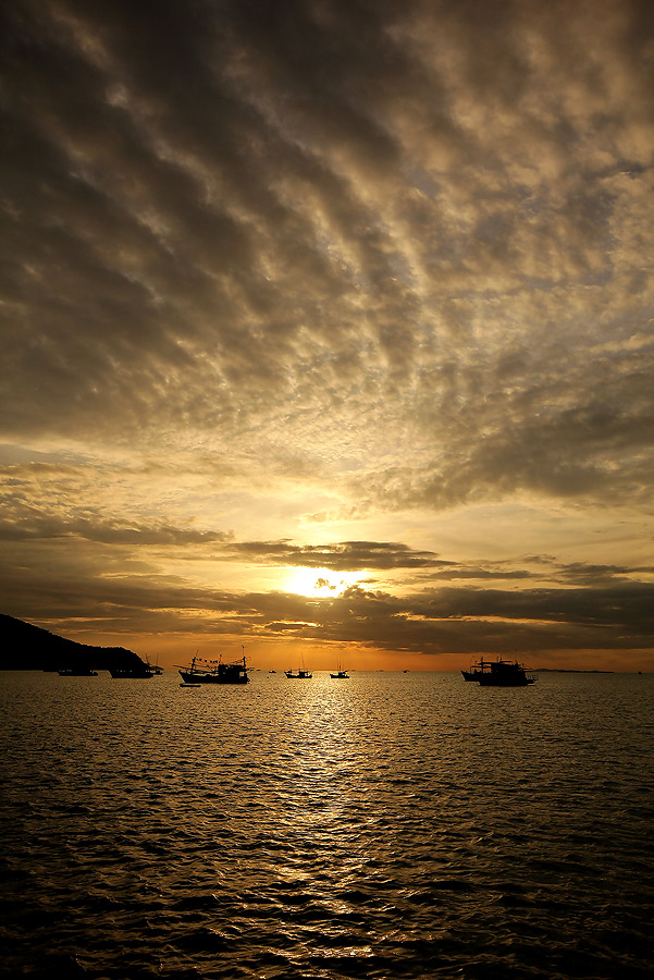  [b]สิ้นแสง มันไม่ได้แปลว่าสิ้นใจ

เพียงแค่เราอาจมองไม่เห็นทางเท่านั้นเอง

อีกไม่นาน แสงสว่างจะก