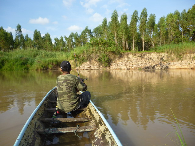 กะว่าพาพี่เขามาลองดู พายเรือจนแขนล้าก็มาถึงสักที