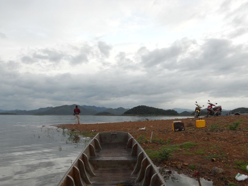 ก่อนลงเรือครับตีล้างสายกันก่อน ล้างสายจริง ๆ ครับไม่มีอะไรเลยนอกจากเหยื่อที่วิ่งกลับมา :laughing: :l