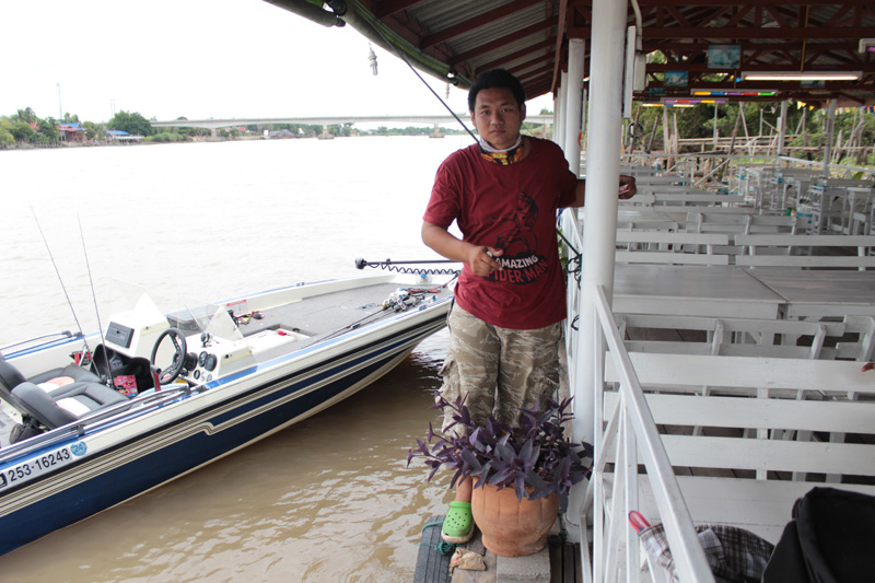 ไม่ใหวแล้ว เสี่ยชูเลยพามาเติมพลังที่ ร้านอาหารใกล้บ้านยาย ชื่อร้านอะรัยจำไม่ได้ จอดเรือเทียบได้เลย