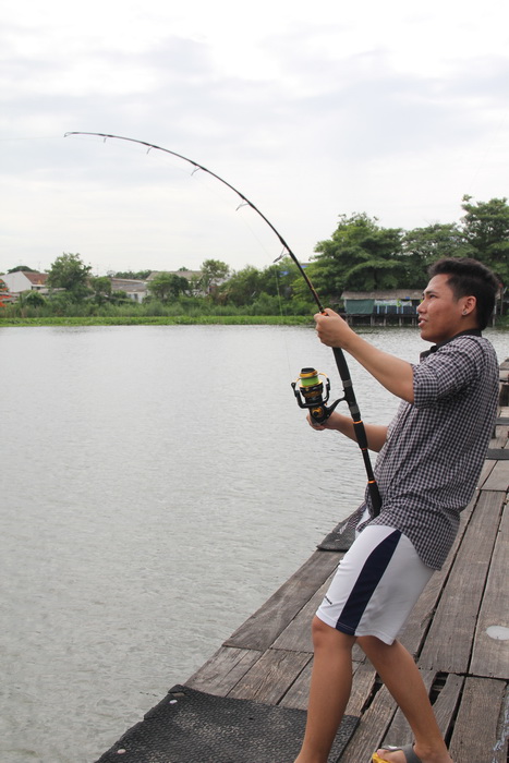 ลากยาวไปถึงเกือบๆฝั่งผักตบ เริ่มไม่ดีล่ะ   :angry: