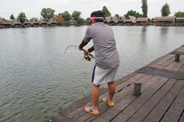 ย้ายไปฝั่งใหญ่บ้าง สลับกันกินเลยทีเดียว  :smile: