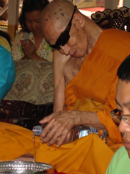 หลวงพ่อเกลี้ยง ครับ :prost: :prost: :prost: