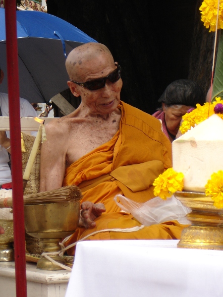 ปัจจุบัน ดวงตาหลวงพ่อแพ้แสง  ต้องใส่แว่นดำ ถนอมสายตาไว้ครับ