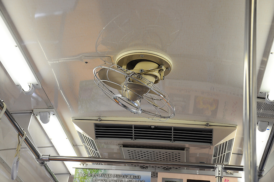 ขึ้นรถไฟขบวนใหม่ชักแปลกๆ ท่าจะบ้านนอกจริงๆวุ้ยเป้นรถพัดลมด้วยอ่ะ :laughing: :laughing: :laughing: :l