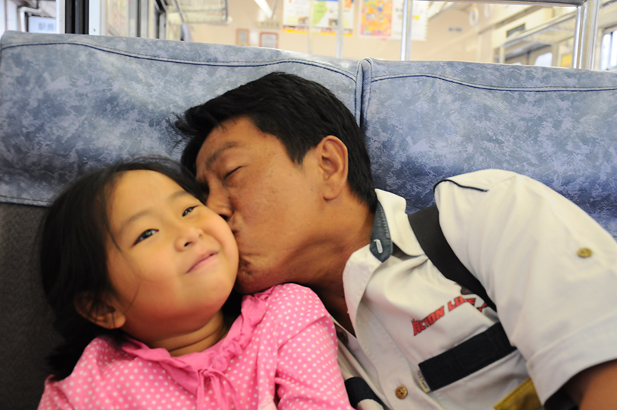 ไม่มีอะไรทำฟัดกับลุกสาวเล่นดีกว่า :grin: :grin: :grin: