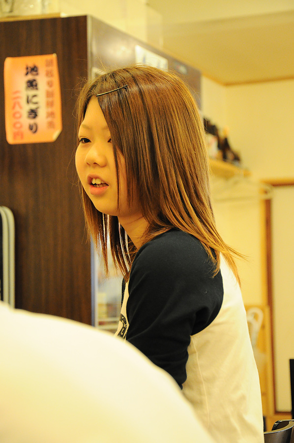 เด็กเสริฟ์ร้านนี้น่ากินเหมือนกันเนอะ :grin: :grin: :grin: