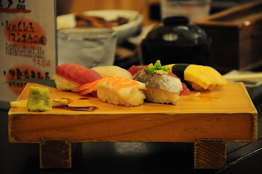 ซูซิจานนี้ก้น่ากินแต่โดนห้ามไม่ให้กิน บอกสั่งมาให้แล้วรอกินอันใหม่.........อูยยยยยยยยยย สั่งไรให้เรา