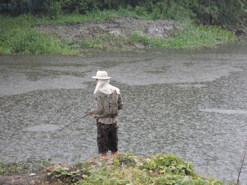 ฝนตกผมเดินออกมานั่งพักที่ศาลา เจอกับชายผู้นี้้ กลางสายฝนก็ยังสู้ เป็นธรรมดาครับ ผมเข้าใจ กร๊ากกกก