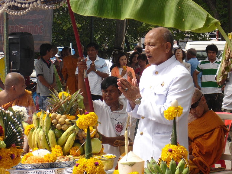 มาที่ ปะรำพิธี กันครับ มีการหล่อพระพุทธรูปในวันงาน