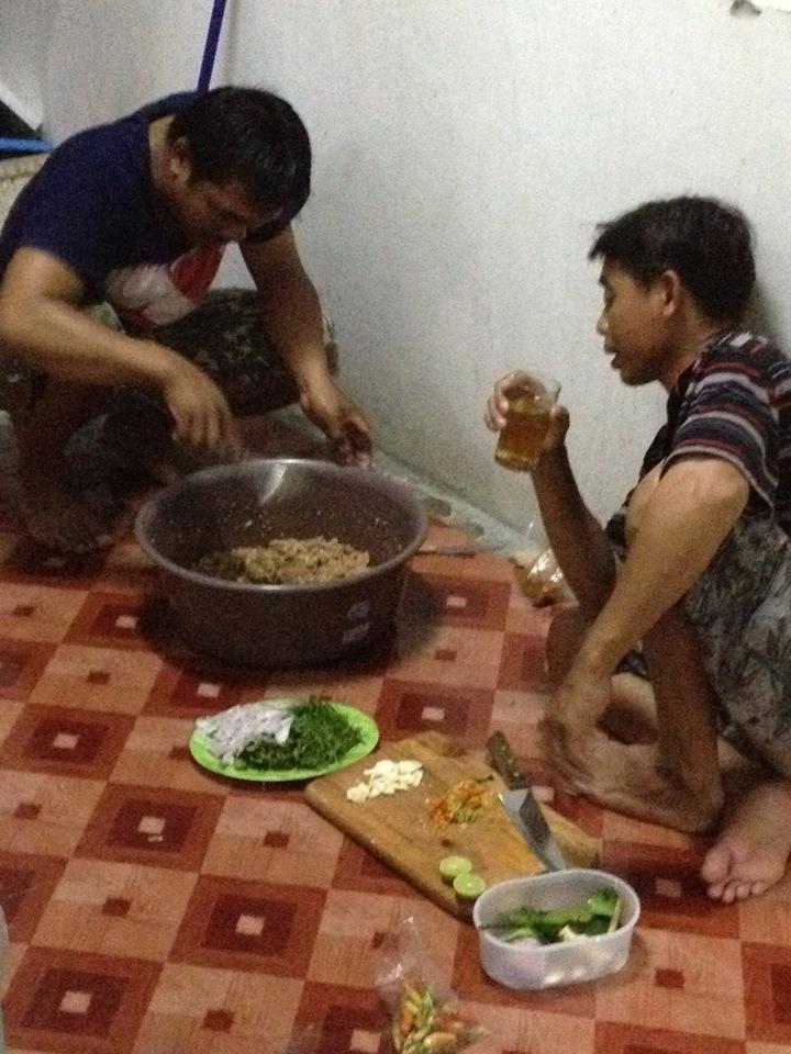 ลาบปลาที่ตกได้ค่ะ...จบกันด้วยภาพนี้เลย...งานนี้คำเอ้ย รับอาสาถ่ายภาพกับรอกินค่ะ ถ่ายจากกล้องสมาร์ทโฟ