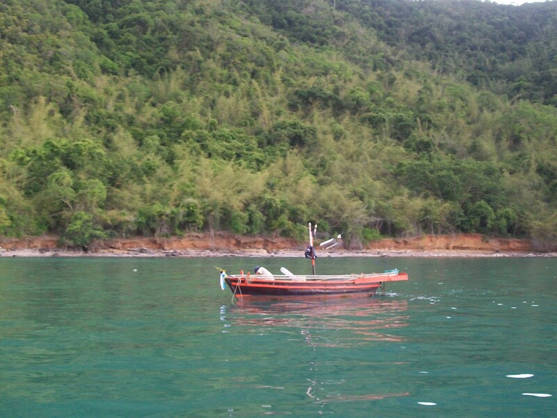 เรือชาวบ้านมารอตกหมึกครับ  :love: