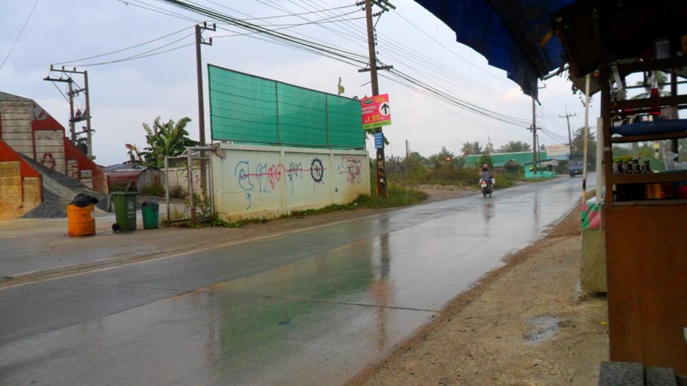 

    มรันบอกว่ากลับมาดั้นเจอฝนเข้า  เลยนั่งหลบฝนซะหน่อย :mad: :mad: :mad: :mad: :mad: