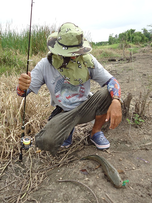 ด้วย..จรรยาบรรณ พี่ติ่ง..เราไม่อาจให้เห็นใบหน้าได้ ครับผม !!!   :laughing: :laughing: :laughing: