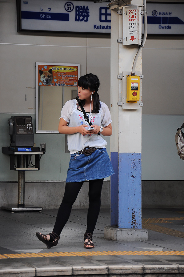 เพราะ..เธอเหลือบมาเห้นกล้องที่โม่งส่องไป เปลี่ยนท่ายืนทันทีเลยอ่ะ แสดงว่าชินกับการยืนหน้ากล้อง น่าชว