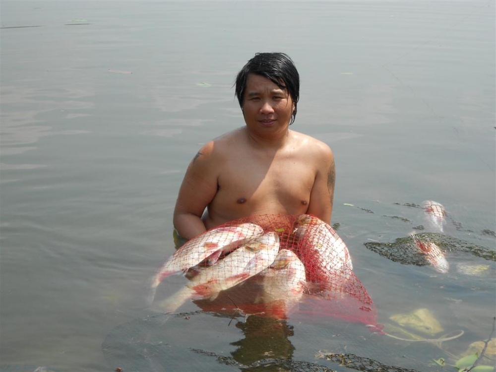 พี่เอกอยากหล่อมั้ง กระโจนลงน้ำไปหล่อมั้งง..
หล่อเลยนะ เอก AB Fishing เจ้าของสูตรเหยื่อหมักพิฆาตปลา.