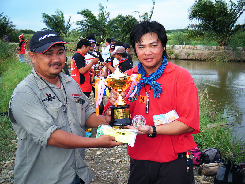 นายด้ง ศรีบูรพา...รับรางวัลชนะเลิศ King of TEXAS  จำนวนปลา 9 ตัว

 :smile: :smile: :smile: :cheer: