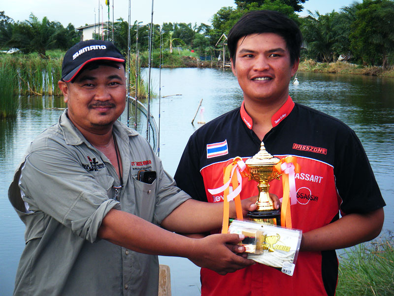 รองชนะิเิลิศอันดับ 1  King of TEXAS ครับ หาใช่ใครอื่น...น้าโอม แปดริ้ว นั่นเอง

 :smile: :smile: :