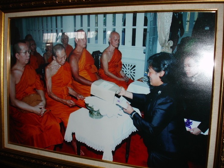 รูปสมัยที่ สมเด็จพระเทพ ทรงมาเคารพ หลวงพ่อครับ
หลวงพี่ อมร  คนแรกซ้ายมือ  ให้พระมาเพิ่มครับ