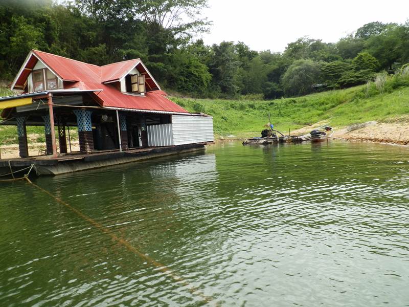 กินเสร็จก็ออกเดินทางกลับครับ นั่งเรือไกลเลยครับ แต่มันดี  :love: :love: