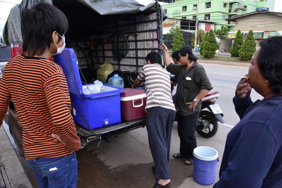 แวะซื้อน้ำแข็งอะไรกันให้พร้อมมมมมมม  :love: