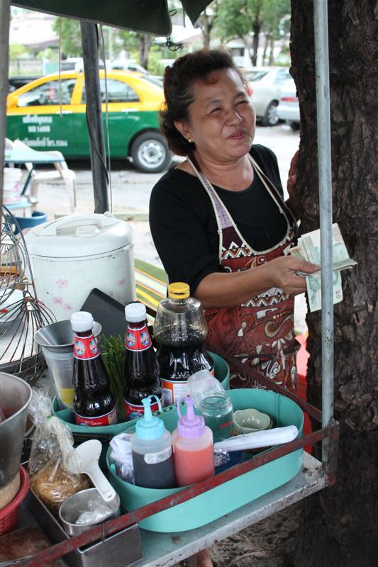 ป้าเจ้าของร้านใจดี......อร่อยมั่กๆครับป้า  :umh: :umh: :umh: :laughing: :laughing: :laughing: