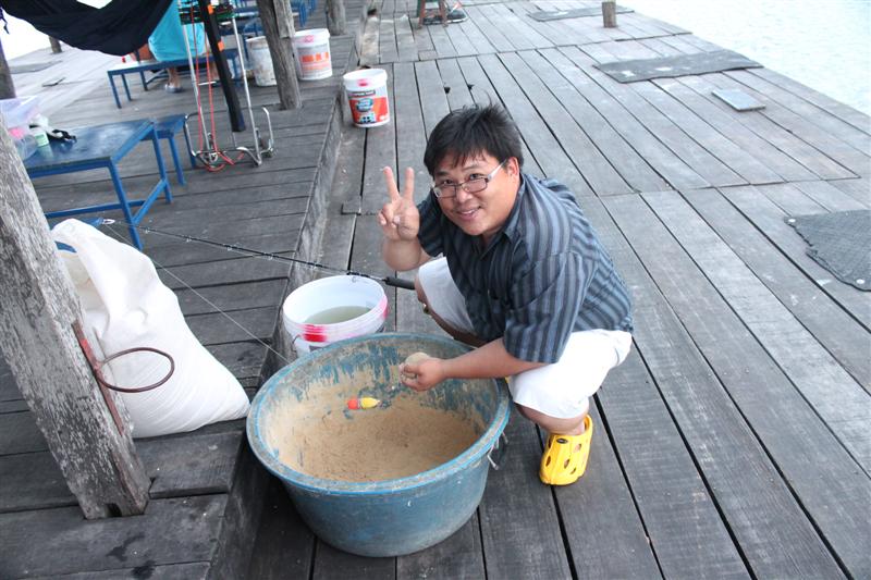 นี่แหละครับ "นักปั้นมือพอง" ไม่ใช่ มือทองนะ ขอบอก  เค้าชื่อ BigBird หมอ....อรัญรู้จักดีคัฟ  :laugh