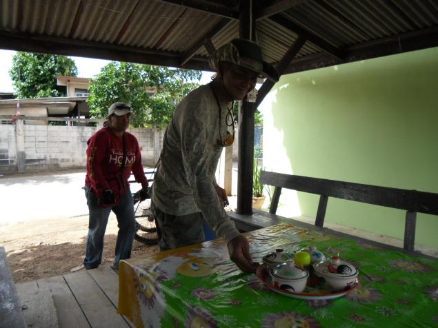 พักกินข้าวกันก่อนดีกว่า  เเต่ว่าน้าอึ่งได้ปลากี่ตัวแล้วคับ :grin: :grin: :grin: