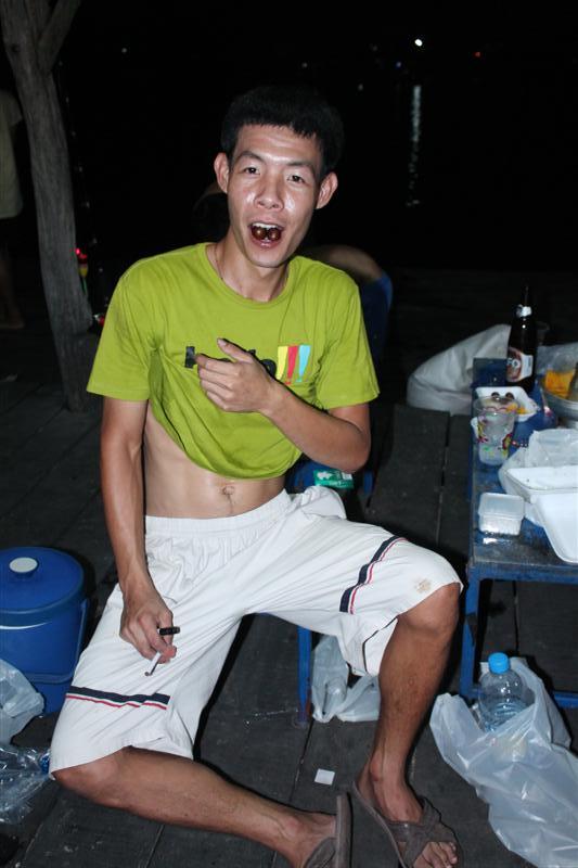 อีกล้า...เมิงทำแบบนี้ได้งัย....เกาลัด  [b]ฟรี ๆ[/b] เค้าไม่ได้มีให้กินบ่อยๆนะเว้ย  กินทีละเม็ดก็ได้ 