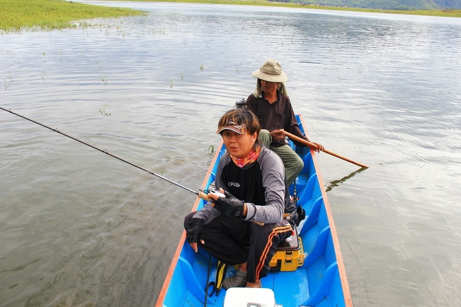 เริ่มมีเสียงบ่นพึมพำ จากทางด้านหัวเรือ

อาราายว่ะ นี่กุเสียตังจ่ายค่าเรือ มานั่งถ่ายรูปอย่างเดียวเ