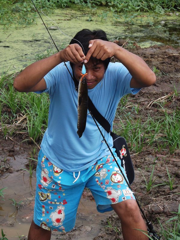                            โอ้โห!!!! ทำไมปลาของนาย ตัวใหญ่จังว๊ะเพื่อน....เท่าเหยื่อเด๊ะเลยอ่ะ... :l