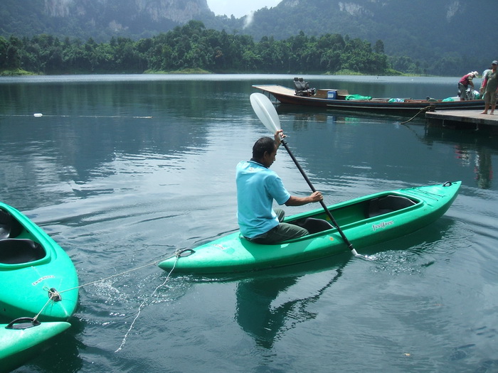 แขกไม่มีเราเลยขอยืมเรือแคนนูไป ให้ทิปใส่กระบอกไม้ไผ่ไปพอไม่ให้หน้าเกลียด 555555 :cheer: :cheer: :che