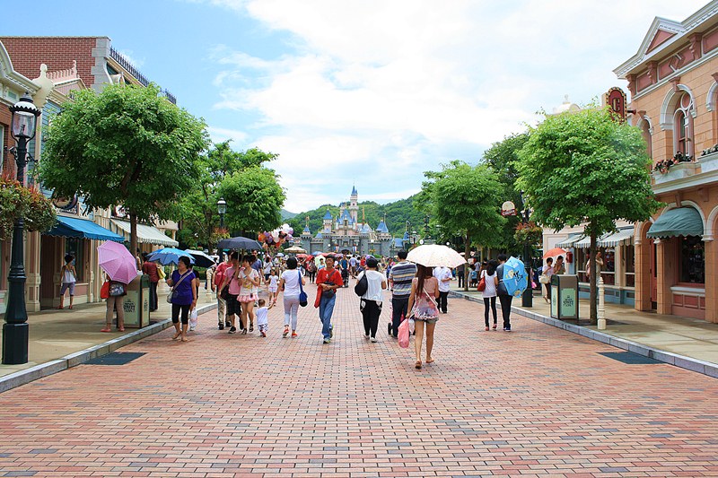 MAIN STREET , USA.
ตรงนี้จะเป็นร้านขายของที่ระลึก :grin: