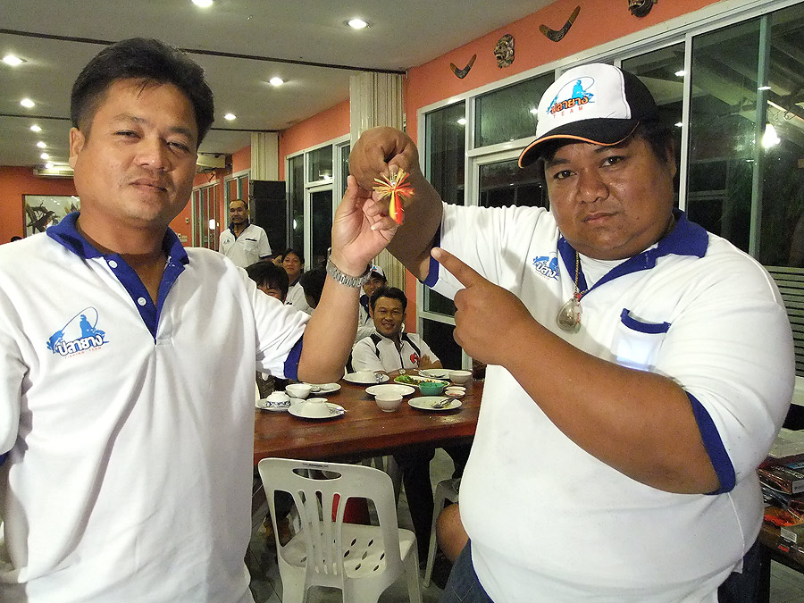 เชิญ น้าชัยปลายาง จับแจก [b]กบอั๋นลำปาง[/b] มั่งครับ และผู้โชคดี ได้แก่ แก่ แก่ น้าออยปลายาง ค๊า อิอ