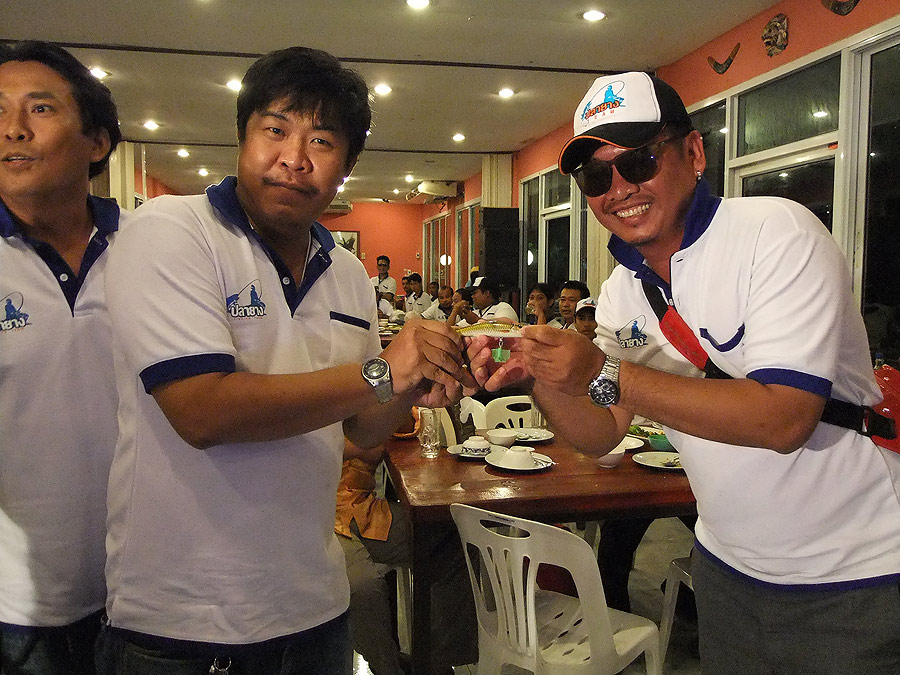 [q][i]อ้างถึง: ซ๊อจันทร์ posted: 12-07-2555, 12:55:16[/i]

[b]ภาพนี้ จำไม่ได้แร๊ะ ว่า  ใครแจกใคร เ