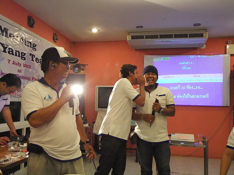 [b]และแล้วการนับ คะแนน ก้เสร็จสิ้นค๊ะ คนแรกที่ได้ คะแแน นำริ่วเลยก็คือ 
น้าจิ๊บปลายาง ค๊ะ แล้วคนที่