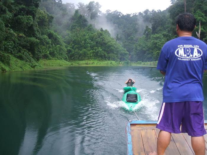 นี่เลยครับที่มาของเรื่องหัวใจจะวาย ด้วยความที่เมาค้างผมเห็นเรือแคนนูที่เราลากมาเปล่าๆ ถ้าลงไปนั่งแล้