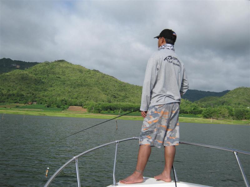 เช้ามาพาเล็กไปตกปลามะคืนโดนฝนมึนหัวเลยนอนแต่หัวค่ำ :laughing: