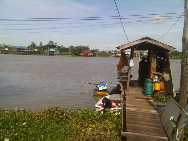 เรือลำสีขาวๆของพี่จ้อ ใช้เป็นยาพาหนะในการนำพวกเราเข้าหมายในครั้งนี้ครับ