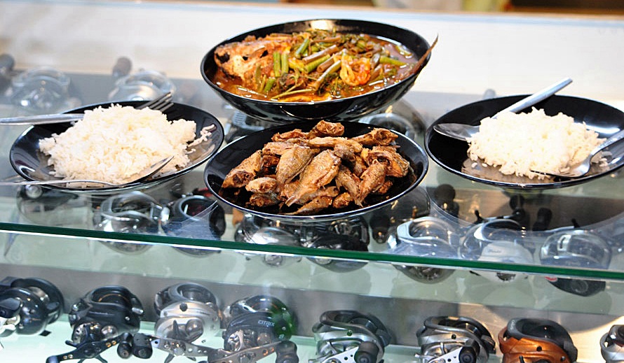 กลับบ้านมาทานข้าวกันดีกว่าคร๊าบบบฝนตกเล่นน้ำไม่ได้แล้ว :cheer: :cheer: