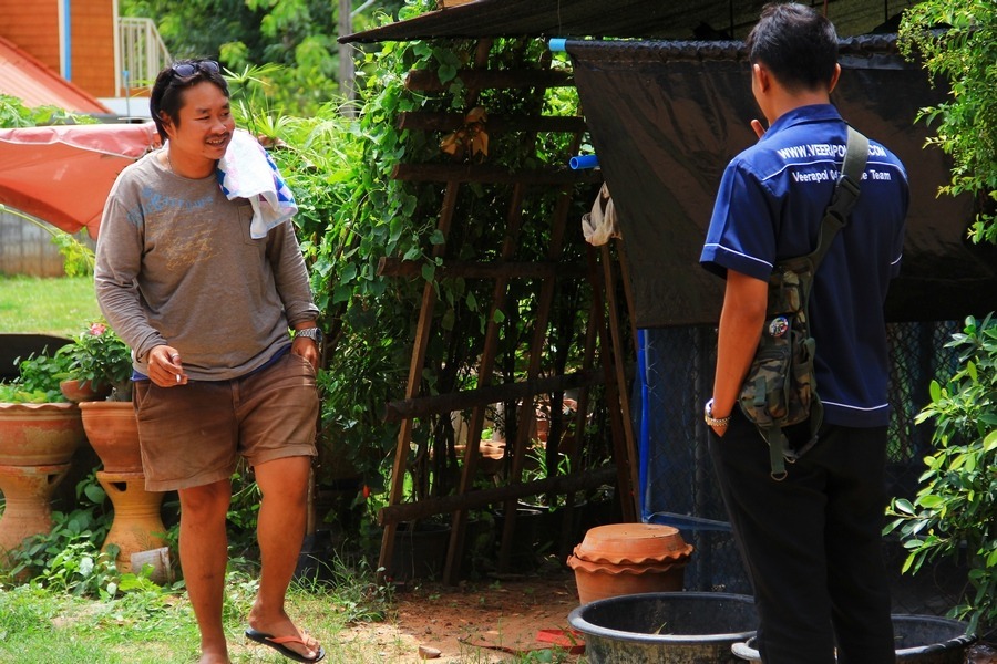 พี่เก่ง กำลังเดินสำรวจร้านอยู่ด้านนอก