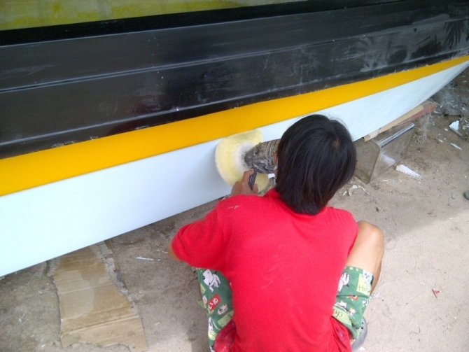 ขั้นตอนต่อไปคือปัดเงาคับ ช่างทำงานเนียบมาก เก็บสีให้ทุกจุดเนียนๆคับ :love: