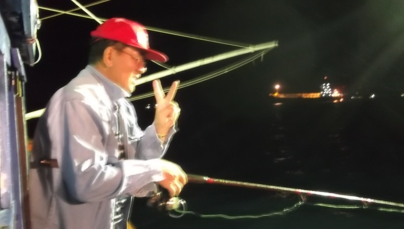 ป๋าแกลุยคนแรกเลยครับ เม็ดฝนกะลมยังมีอยู่เลย :laughing: :laughing: :laughing: