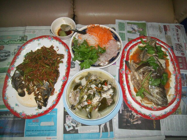 เสร็จหมดแล้ว กินข้าวกันครับ  :love: :umh: :umh: :umh: :umh: :laughing: